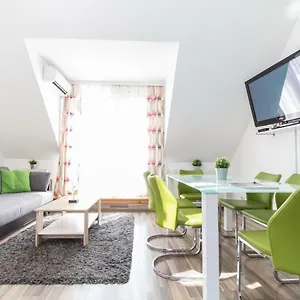 Karmeliter Flat | Contactless Check-in Apartman