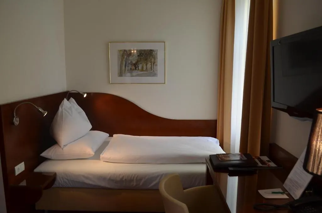 ****  Hotel Jaeger - Family Tradition Since 1911 Vienna Austria